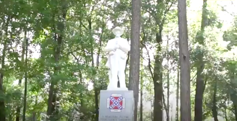 Illustration for article titled It's 2018 and These Trash Bags Are Still Erecting Confederate Monuments